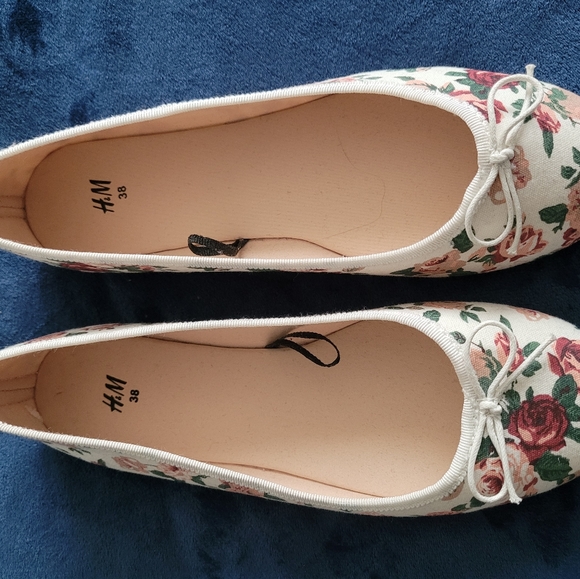 Floral Flats, H&M Size 38 - Picture 6 of 6